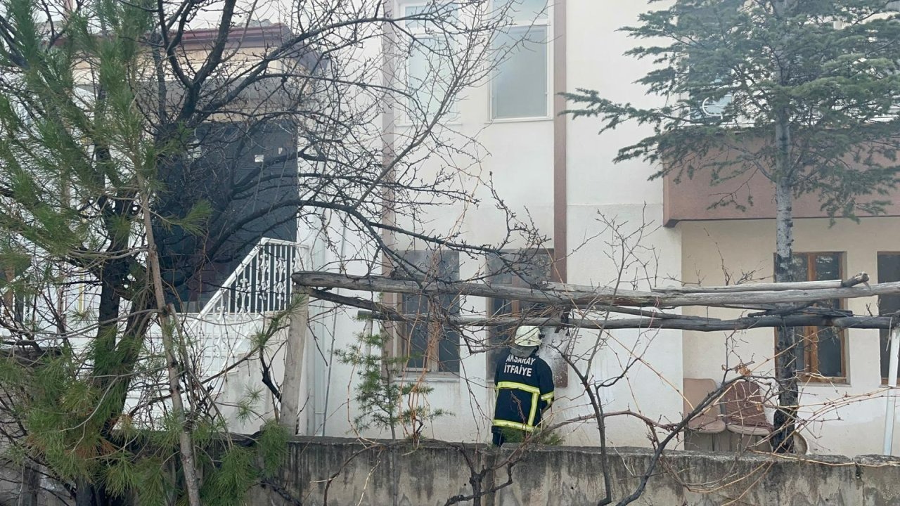 Aksaray'da 5 katlı apartmanda çıkan yangın hasara neden oldu