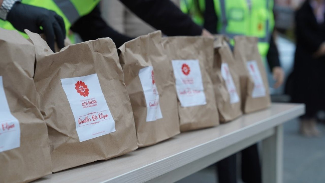 Alevi-Bektaşi Kültür ve Cemevi Başkanı Ersin, Kızılay'da iftara geç kalanlara kumanya dağıttı