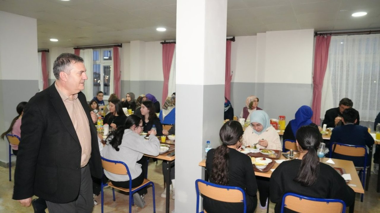 Başkan Demirbaş, öğrencilerle iftar yaptı
