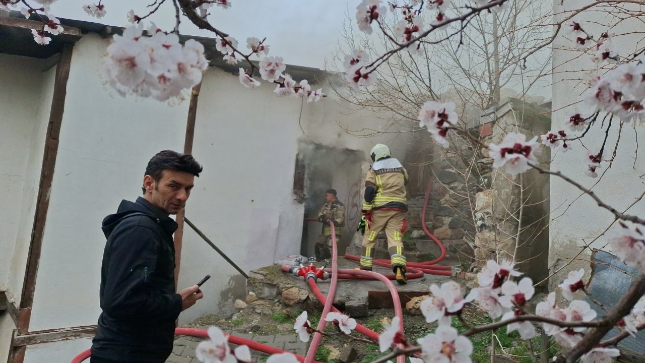 Beypazarı'nda ahşap evde çıkan yangın söndürüldü