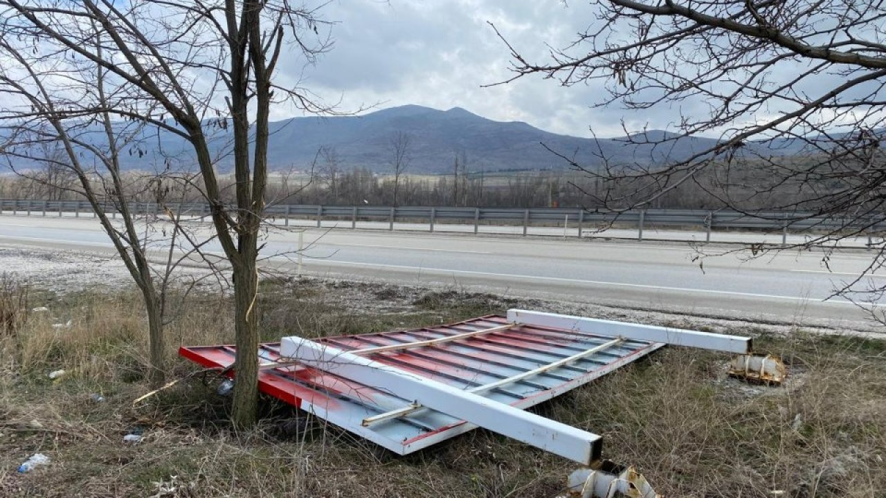 Çankırı'da D100 kara yolu güzergahında bulunan izinsiz reklam tabelaları kaldırılıyor