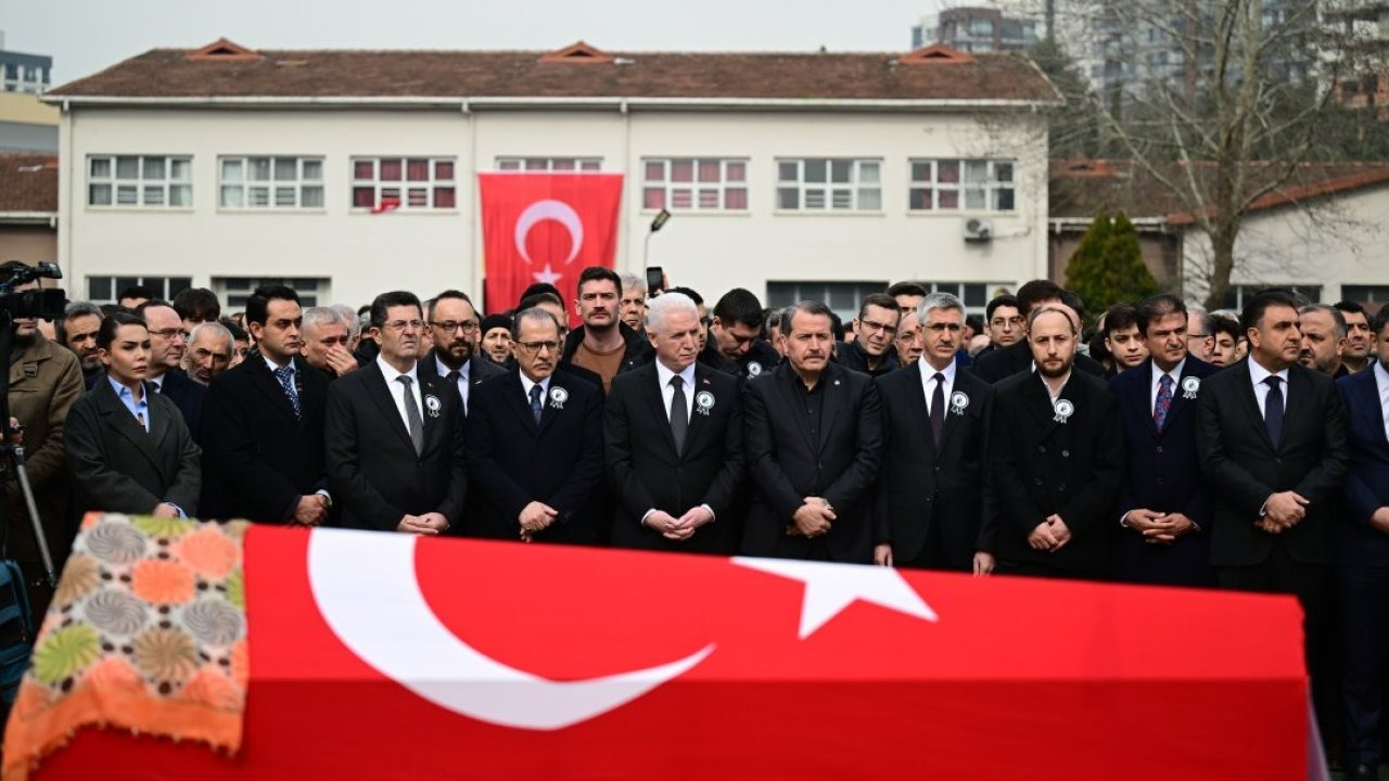 Çekmeköy'de öğrencisinin bıçaklı saldırısında hayatını kaybeden öğretmen için okulunda tören düzenlendi