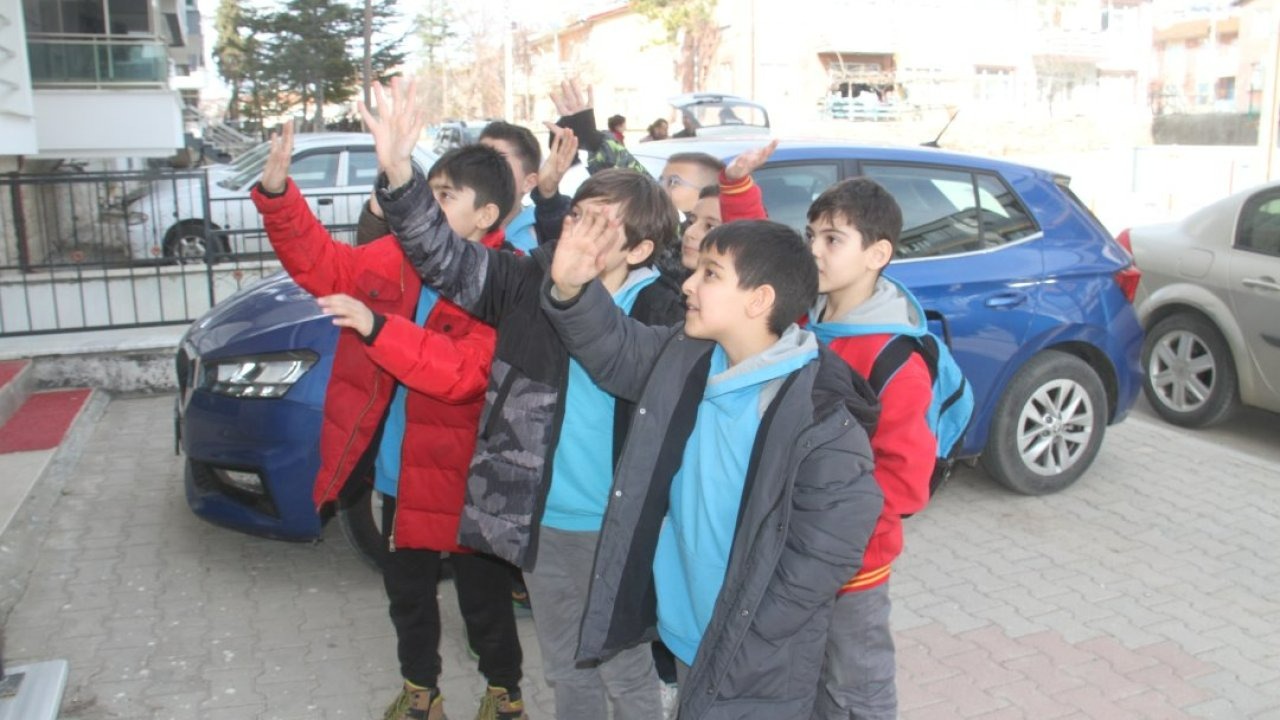 Engellinin akülü araç hayalini ilkokul öğrencilerinden oluşan "iyilik timi" gerçekleştirdi