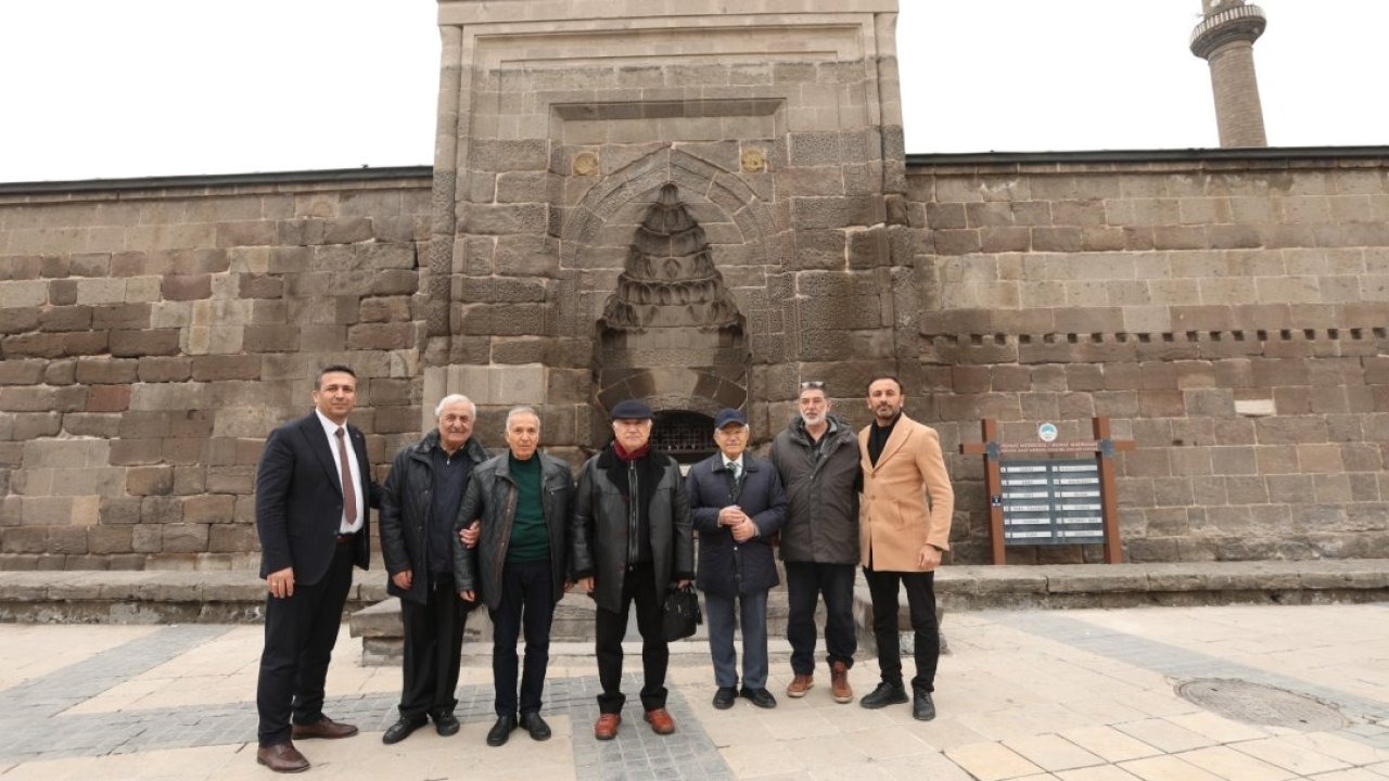 Eski TBMM Başkanı Çiçek, Kayseri'de ziyaretlerde bulundu