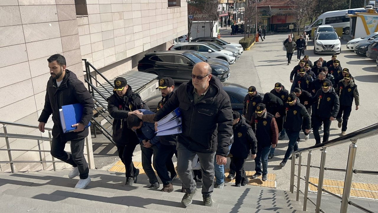 Eskişehir merkezli operasyonda lüks araçları parçalayıp sattıkları iddiasıyla 11 zanlı yakalandı
