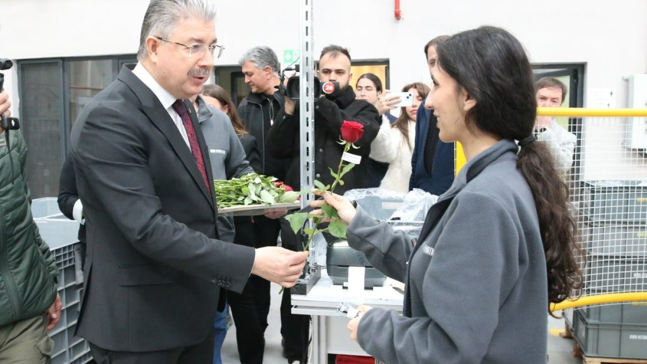 Eskişehir Valisi Yılmaz, kadın fabrika işçilerini ziyaret etti