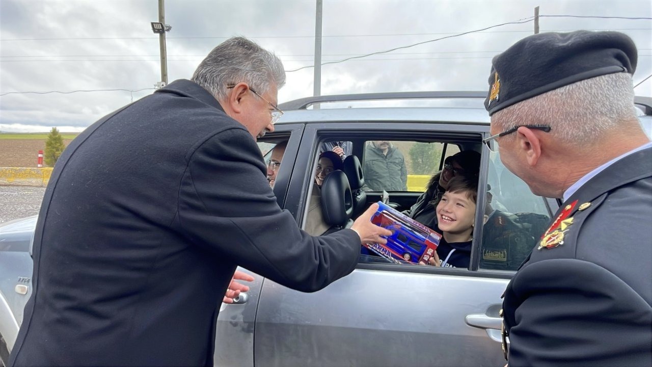 Eskişehir Valisi Yılmaz, kara yollarındaki uygulama noktalarını ziyaret etti