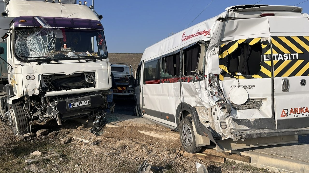 Eskişehir'de 5 aracın karıştığı zincirleme trafik kazasında 12 kişi yaralandı