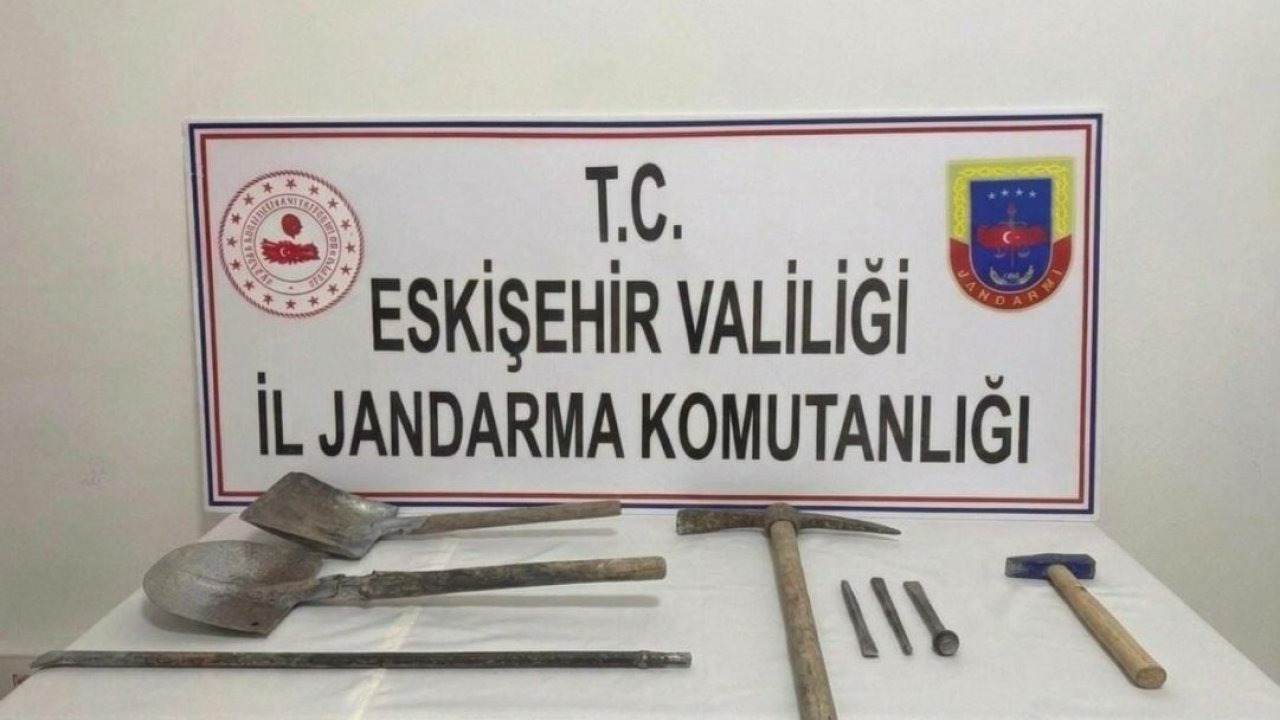 Eskişehir'de kaçak kazı yapan 3 kişi suçüstü yakalandı