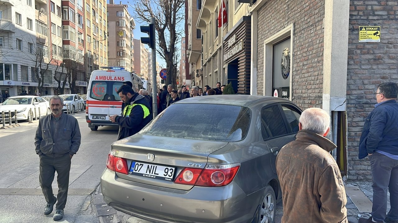Eskişehir’de kaza yapan otomobil yayaların arasına daldı, 5 kişi yaralandı
