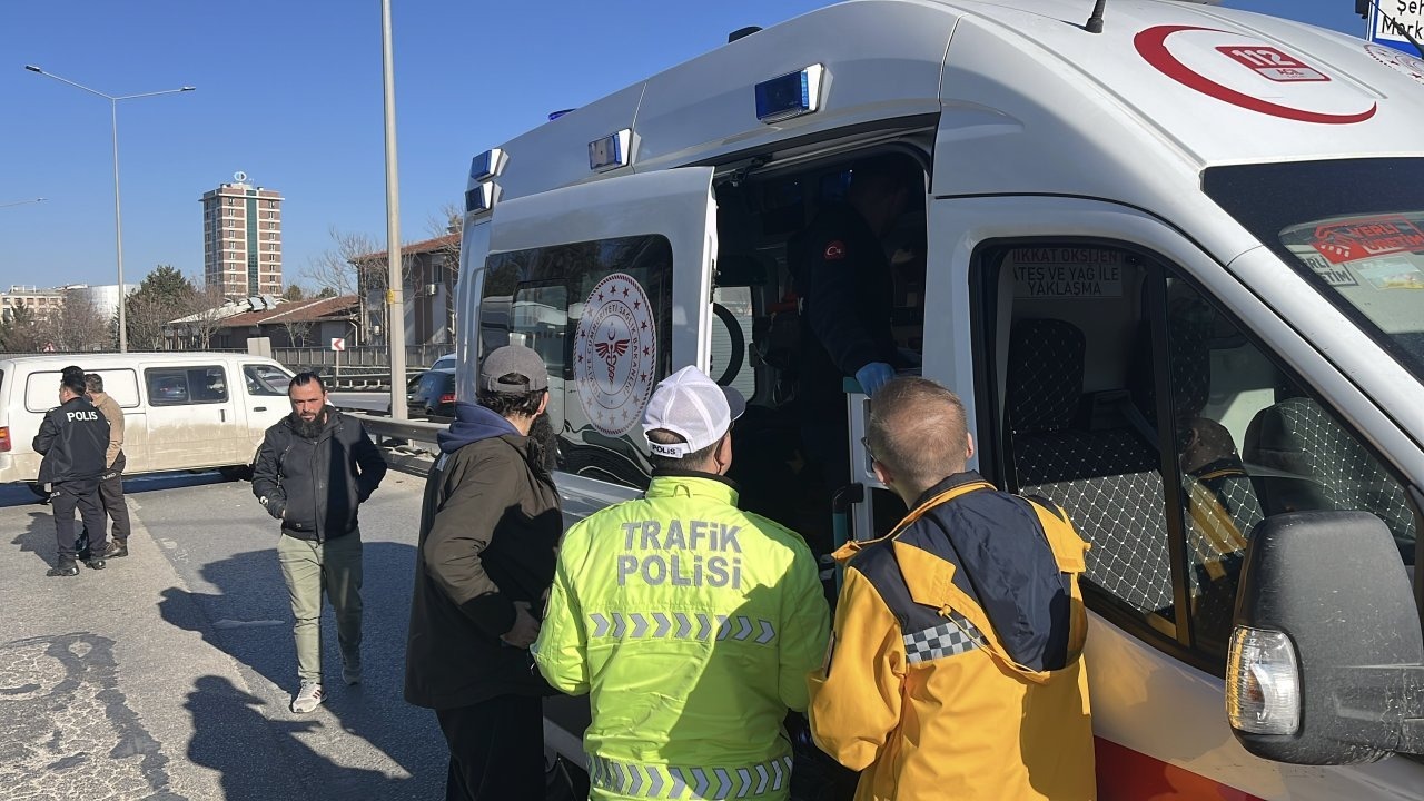 Eskişehir'de minibüsle çarpışan otomobilin hamile sürücüsü yaralandı