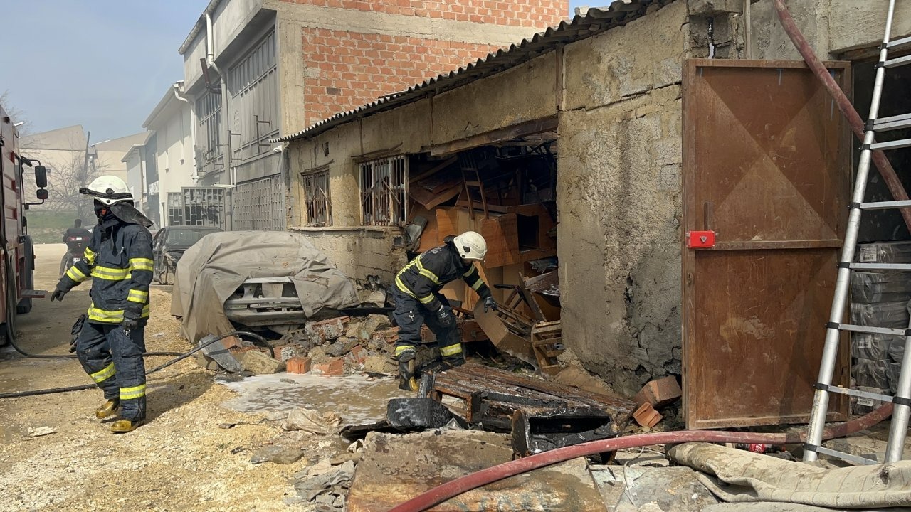 Eskişehir'de mobilya atölyesinin deposunda çıkan yangın söndürüldü