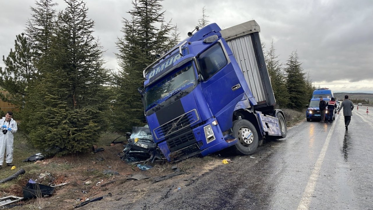 Eskişehir'de tırın çarptığı otomobildeki 1 kişi öldü, 2 kişi yaralandı