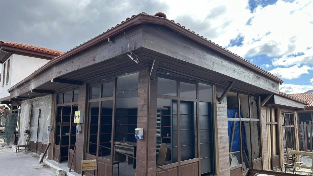 Güdül'de çarşı içinde cephe iyileştirme projesi sürüyor