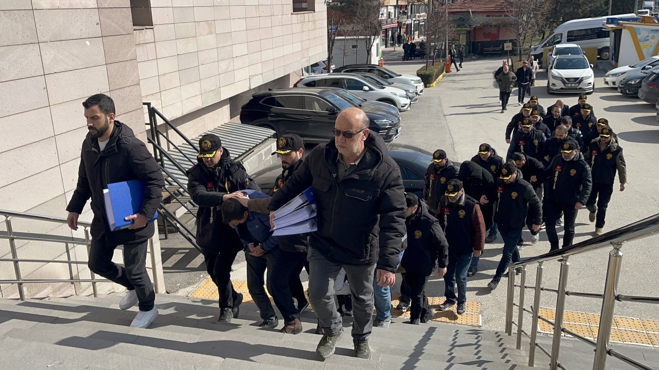 (GÜNCELLEME) Eskişehir merkezli operasyonda lüks araçları parçalayıp sattıkları iddiasıyla yakalanan zanlılardan 4'ü tutuklandı