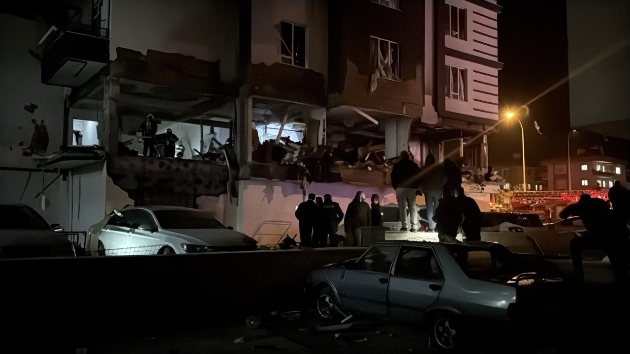 GÜNCELLEME - Niğde'de bir apartmandaki doğal gaz patlamasında 12 kişi yaralandı