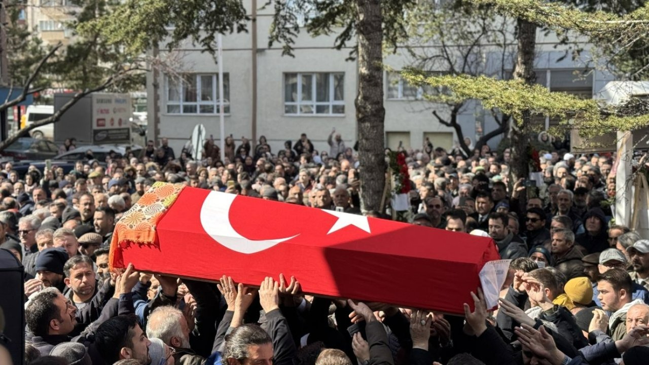 İstanbul'da öğrencinin bıçaklı saldırısında yaşamını yitiren öğretmenin cenazesi Konya'da defnedildi