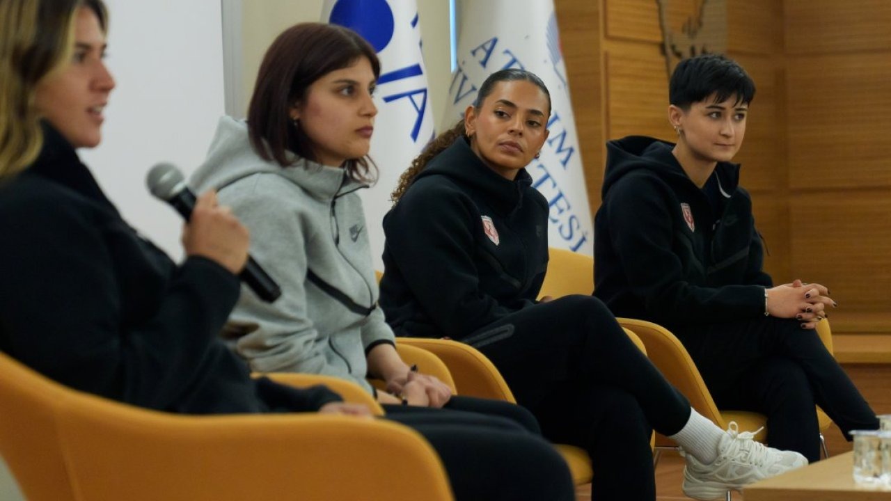 Kadın futbolcular, başarı hikayelerini anlattı