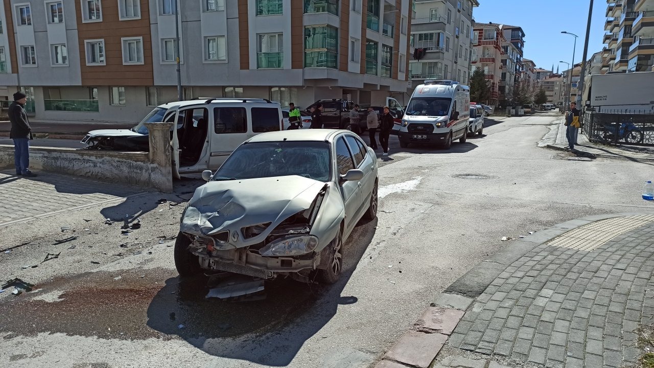 Kahramankazan’da iki araç çarpıstı, iki kişi yaralandı