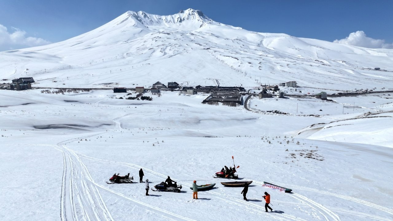 Kanoyla suda değil, Erciyes'te kar üzerinde süzüldüler