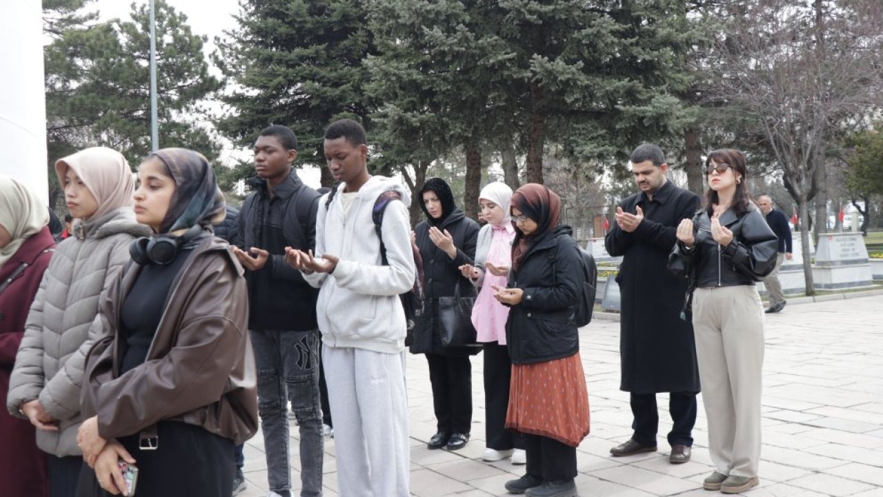 Kayseri’de yabancı uyruklu öğrenciler şehit mezarlarını ziyaret etti