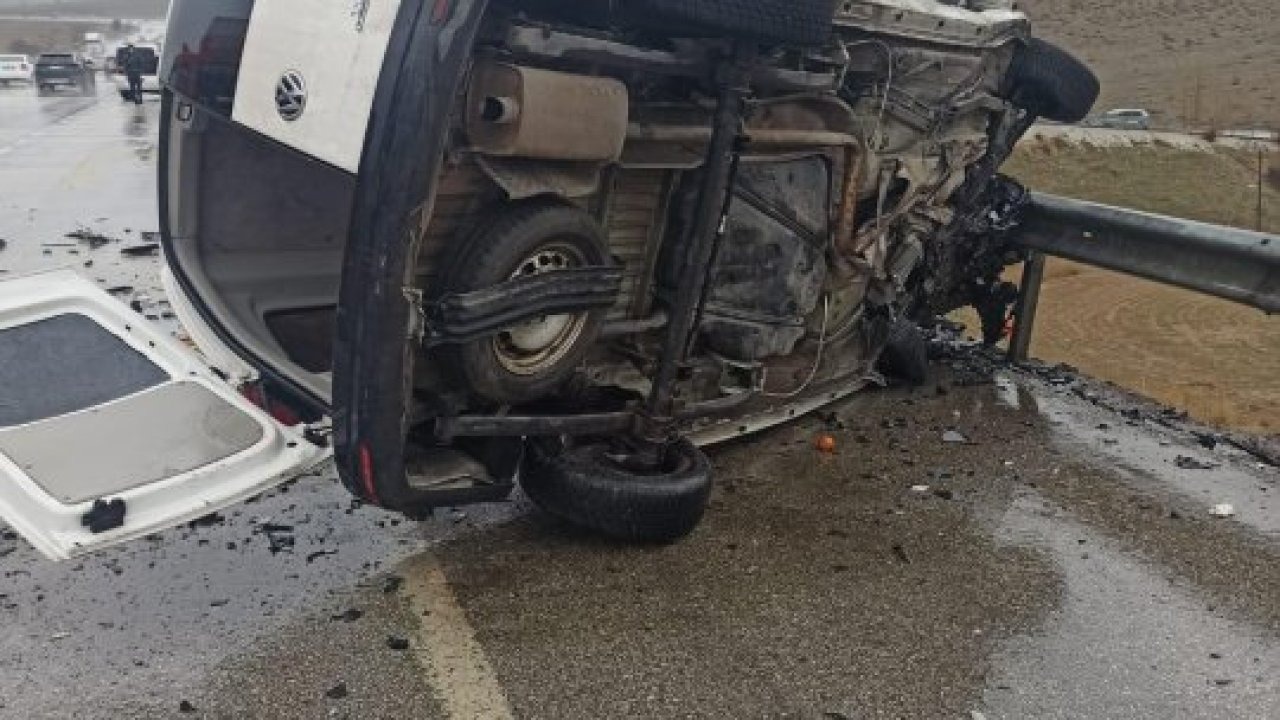 Konya'da otomobille hafif ticari aracın çarpıştığı kazada 2 kişi öldü, 4 kişi yaralandı