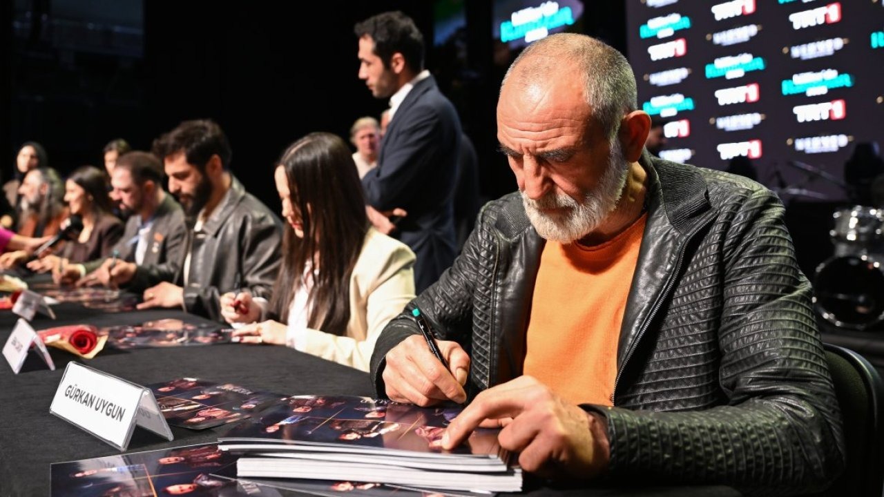 "Külliye'de Ramazan" etkinlikleri kapsamında "Mehmed: Fetihler Sultanı" dizisi oyuncuları sevenleriyle buluştu