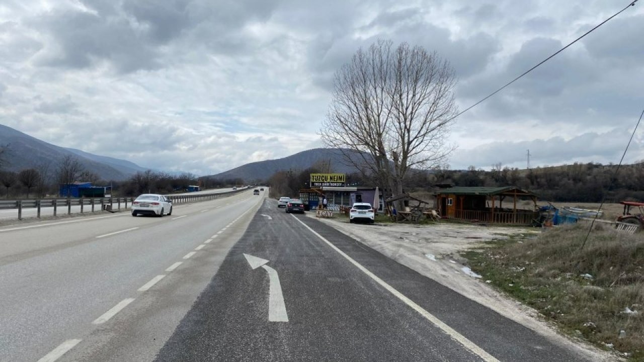 Kurşunlu ilçesinde D100 kara yolu kenarındaki satış yerlerinin önüne bariyer yapılıyor