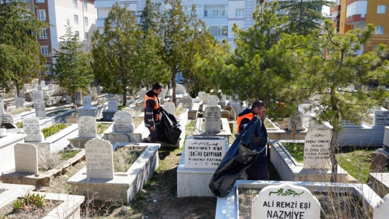 Niğde Belediyesi mezarlıklarda bayram temizliği yaptı
