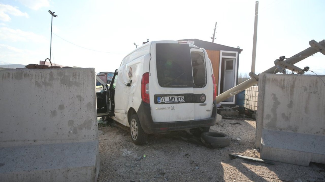 Niğde'de uygulama noktasındaki bariyere çarpan hafif ticari aracın sürücüsü öldü