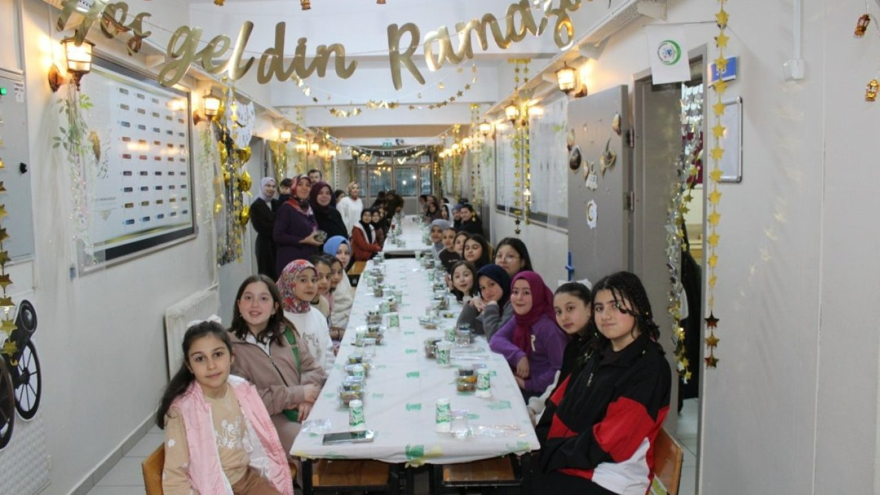 Pursaklar Saray İmam Hatip Ortaokulunda iftar programı düzenlendi