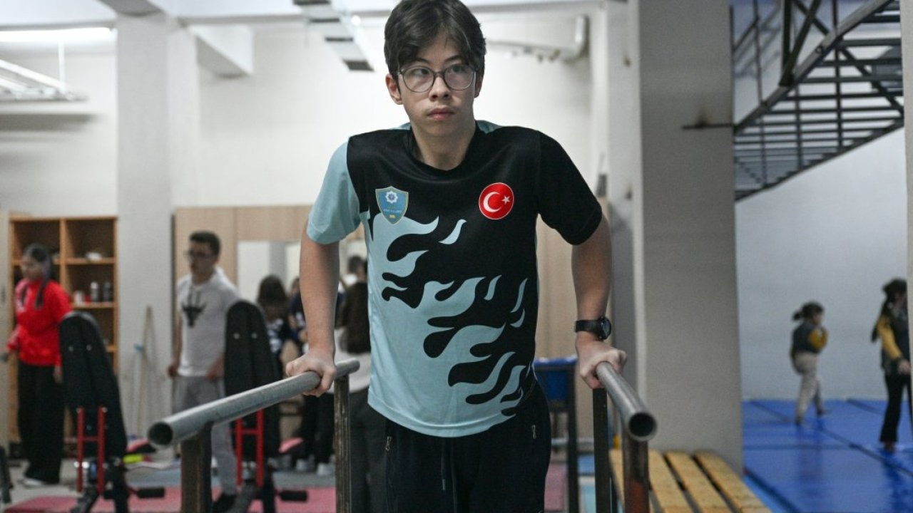 Serebral palsili Muhammed Ömer, "bileğinin gücüyle" hayata tutundu