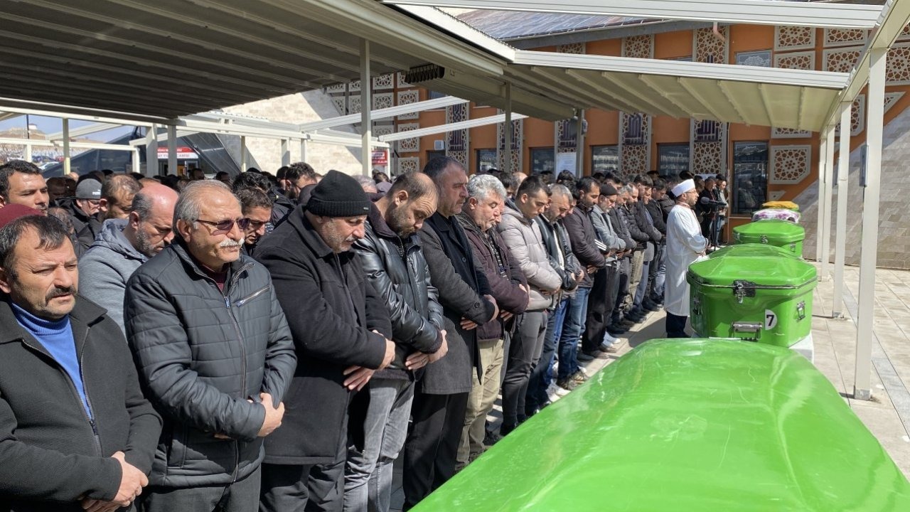 Sivas'ta 15 yaşındaki çocuğun öldürdüğü babası ve ağabeyinin cenazeleri defnedildi