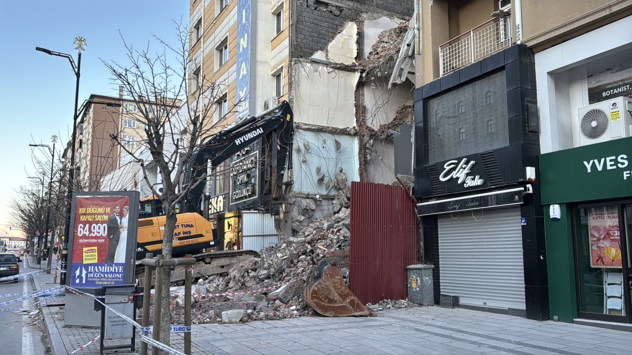 Sivas'ta bir binanın yıkımı sırasında zarar gören bitişiğindeki binada 21 daire tahliye edildi