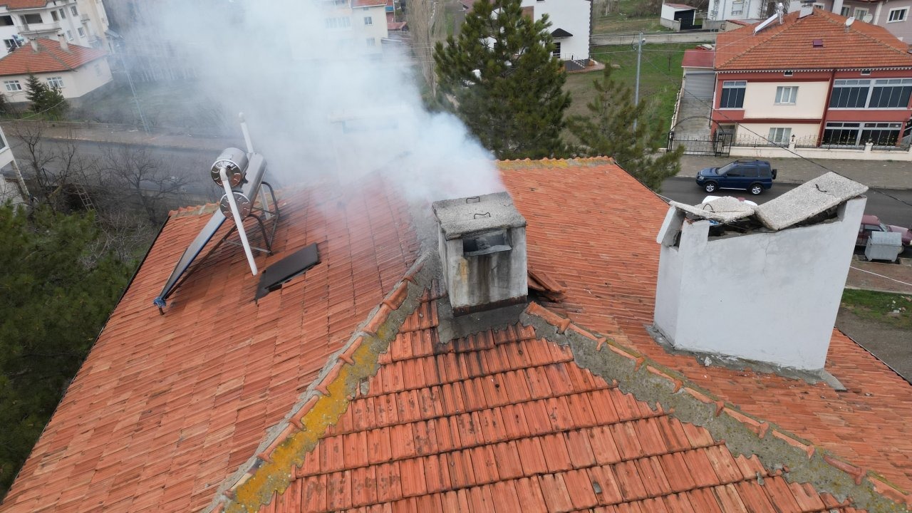 Sivas'ta çıkan yangında dumandan etkilenen 2 kişi hastaneye kaldırıldı