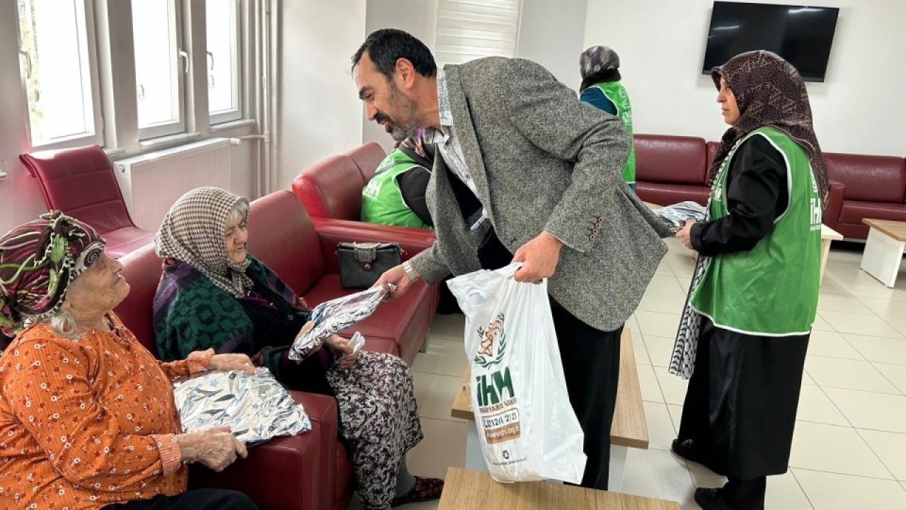 Sivas'ta İHH üyelerinden huzurevine ziyaret