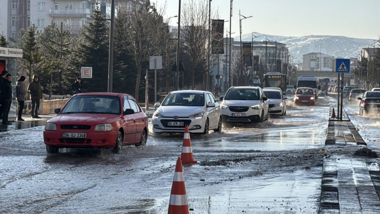 Sivas'ta patlayan ana su borusu trafiği aksattı
