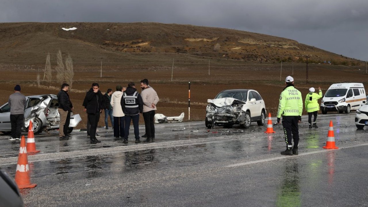 Sivas'ta üç aracın karıştığı kazada 1 kişi öldü, 5 kişi yaralandı