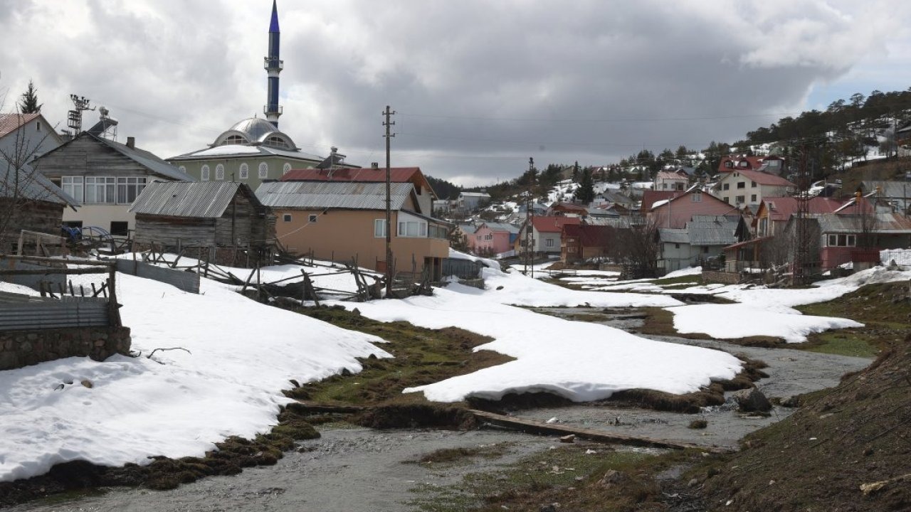 Sivas'taki Eğriçimen Yaylası baharın gelişiyle bir başka güzelliğe büründü