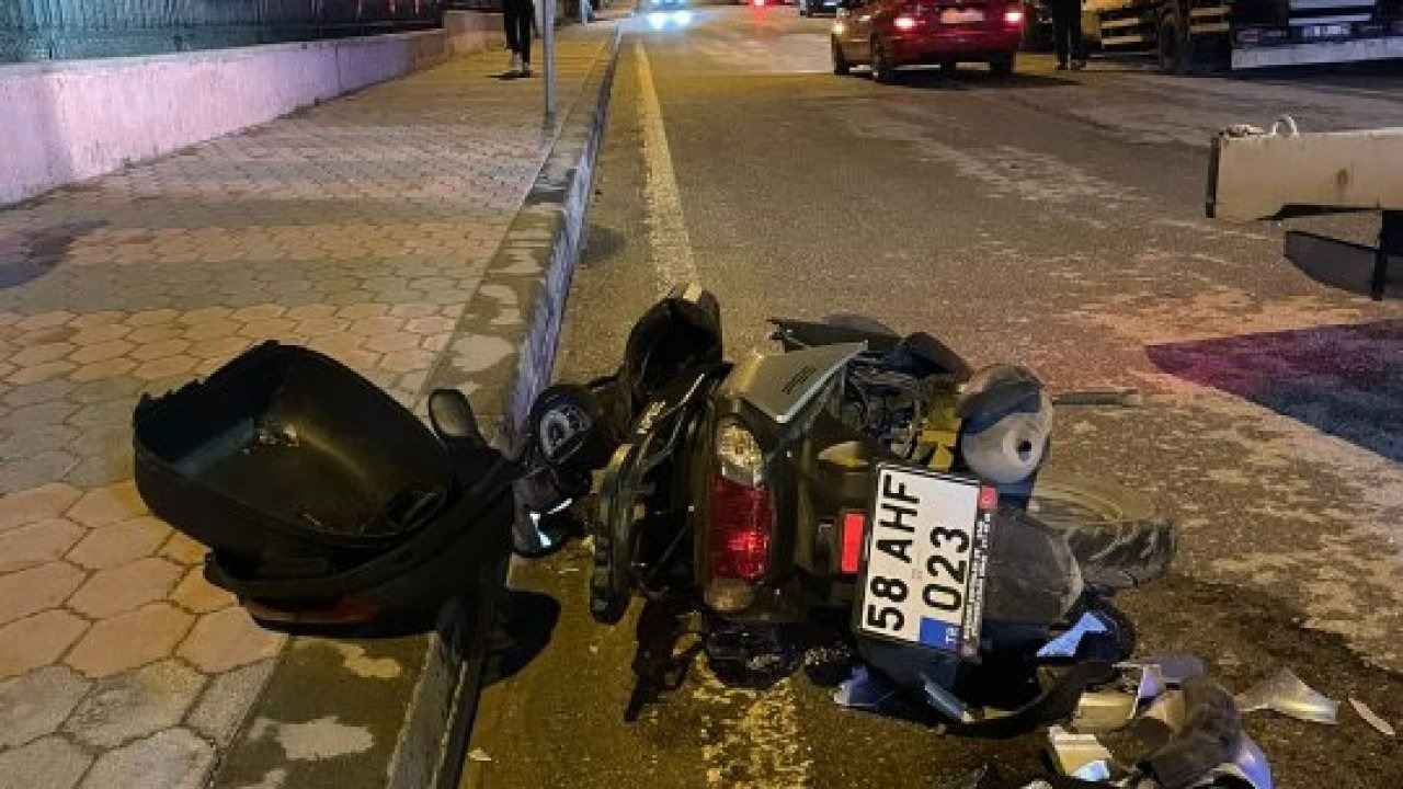 Suşehri'nde otomobil ile motosiklet çarpıştı, 1 kişi yaralandı