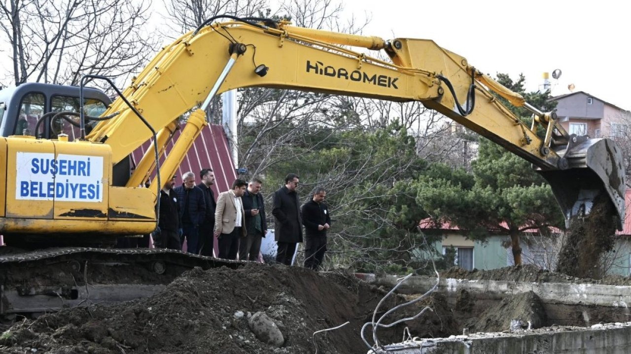 Suşehri'nde yol yapım çalışmaları devam ediyor