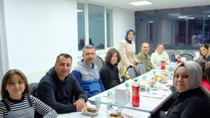 Tarım personeli aynı sofrada