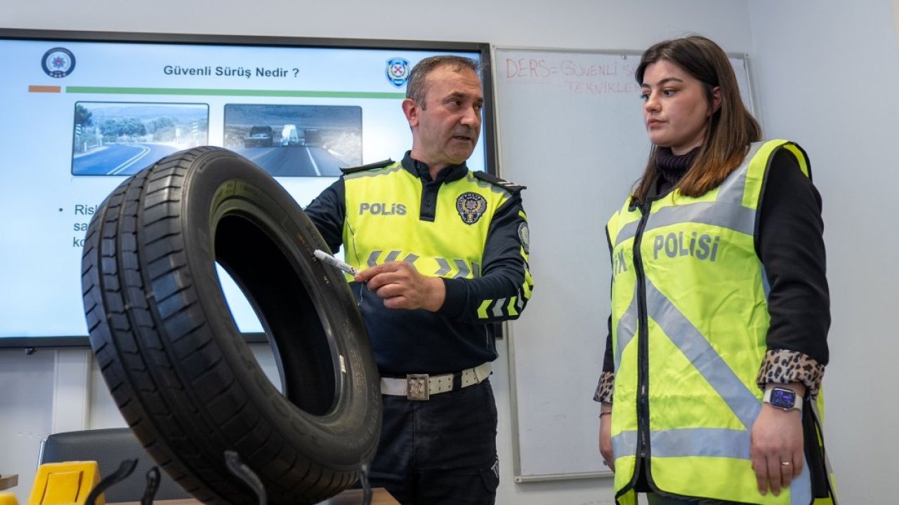 Trafik polisleri, zorlu parkurlarla sahada karşılaşabilecekleri senaryolara hazırlanıyor
