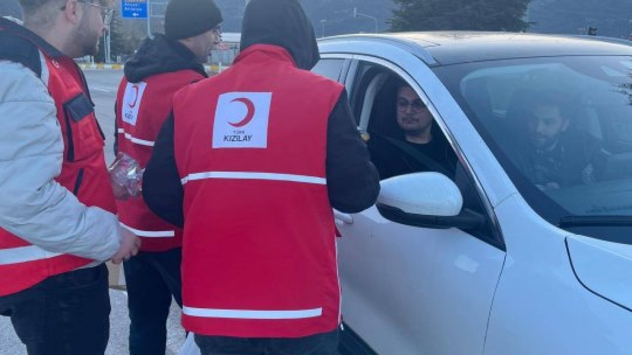 Türk Kızılay'ı yolda olan vatandaşlara iftarlık dağıtıyor