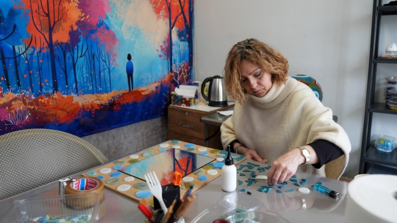 ÜRETİMLE GÜÇLENEN KADINLAR - Mozaikle işlediği dekoratif ürünleri küresel pazar yeriyle dünyaya ulaştırmaya hazırlanıyor