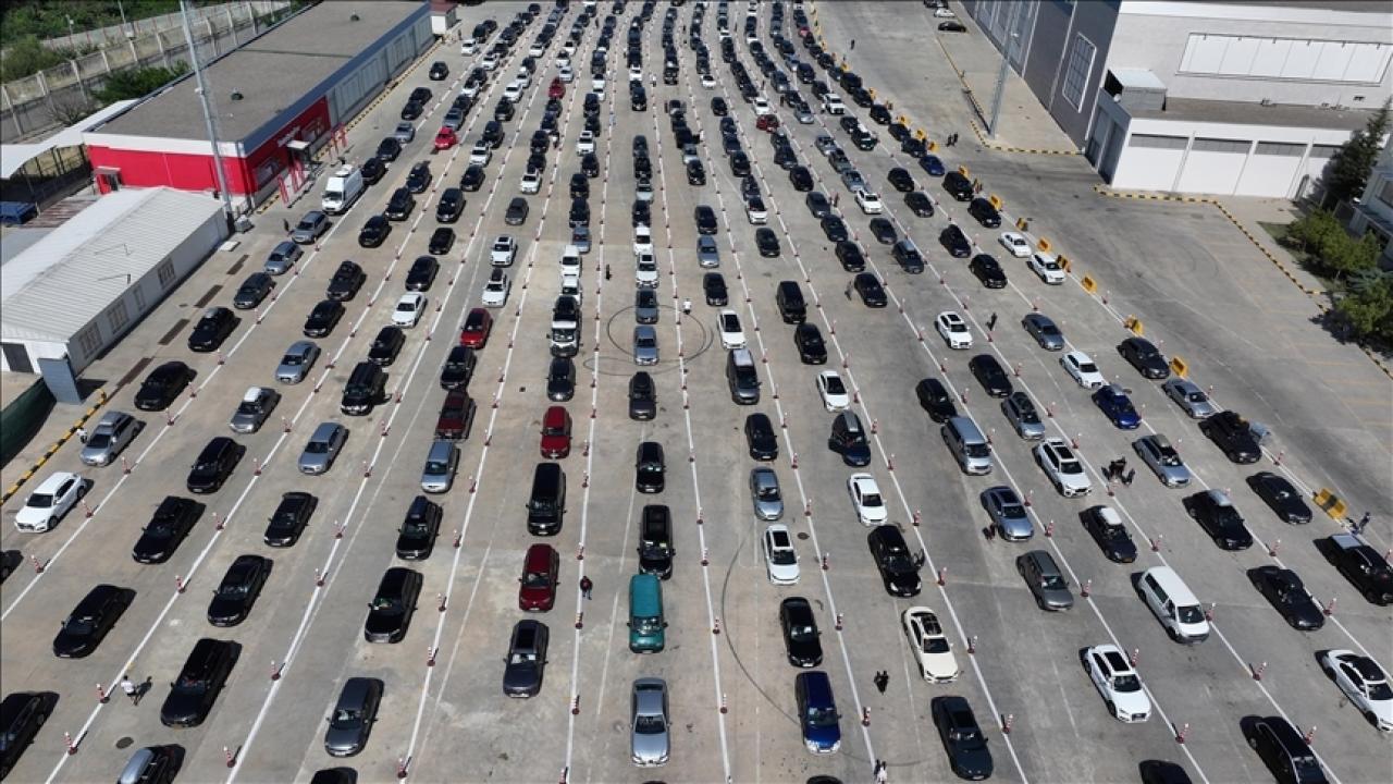 323 bin yolcu giriş-çıkış yaptı