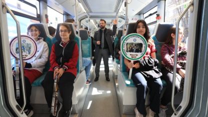 Öğrenciler toplu ulaşımda nezaket kurallarını uygulamalı öğreniyor