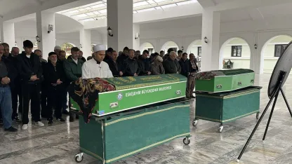 Emekli askerin öldürdüğü eşi ve kızının cenazesi Eskişehir'de toprağa verildi