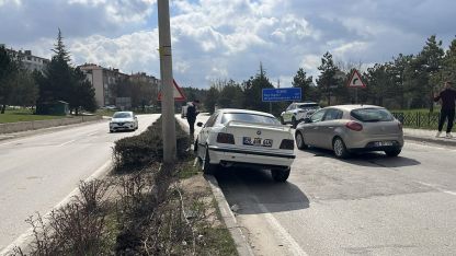 Eskişehir'de refüje çarpan otomobilin sürücüsü yaralandı