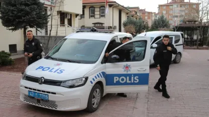 Konya'da kavga ihbarına giden polis ekiplerine çocuklardan sürpriz kutlama